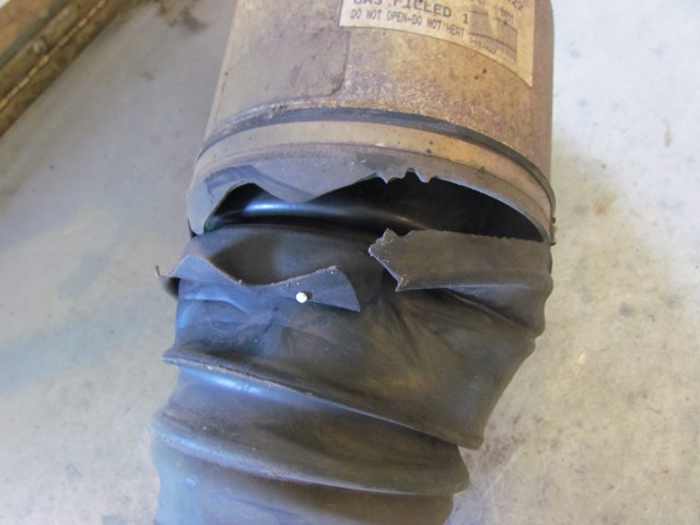 2006 Land Rover LR3 Rear LH Driver Air Strut-Boot Torn-RPD000308