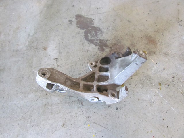 2006 Infiniti M35x AC Compressor Bracket