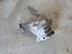 2006 Infiniti M35x AC Compressor Bracket