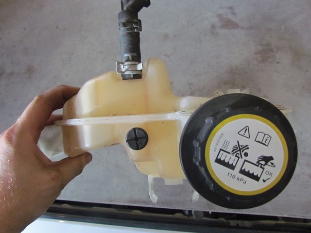 2006 Land Rover LR3 Radiator Coolant Overflow Tank