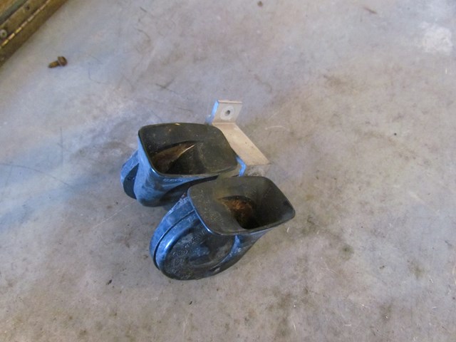 1997 Audi A8 Horn Set w/Bracket