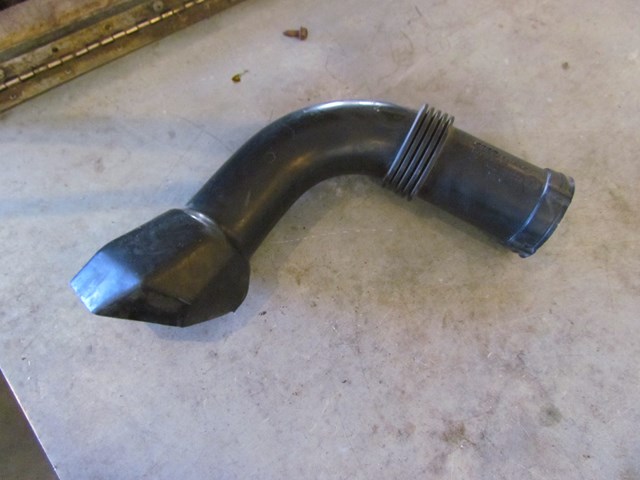 1997 Audi A8 Air Intake Tube 077129643