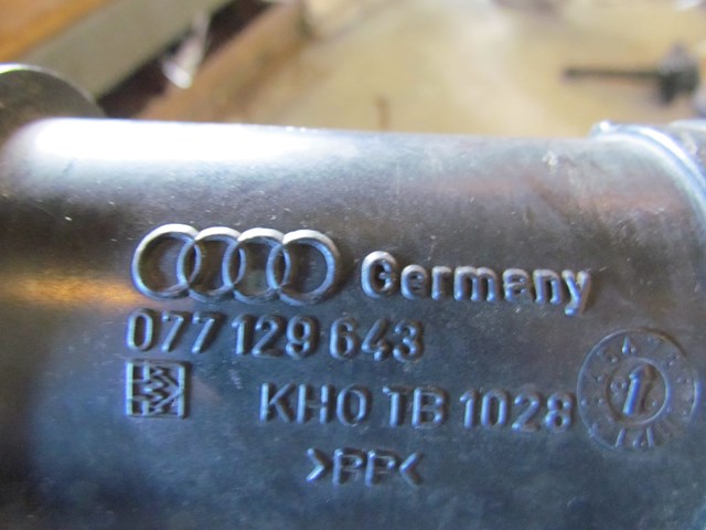 1997 Audi A8 Air Intake Tube 077129643