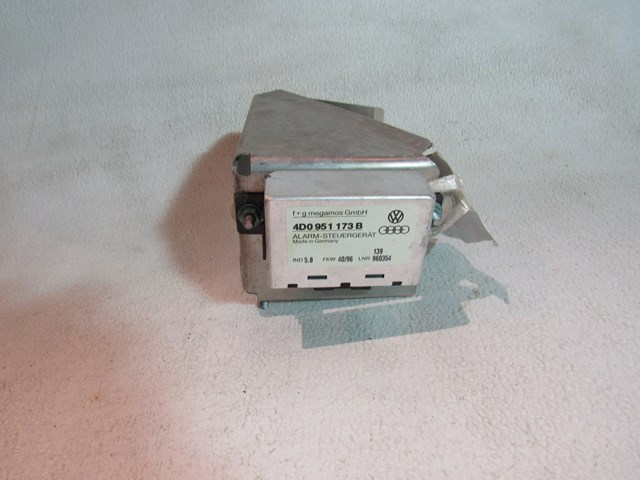 1997 Audi A8 Alarm Control Module w/Bracket 4D0 951 173 B