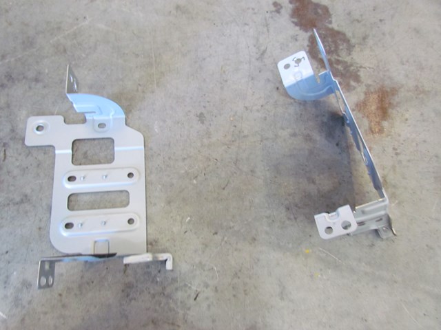 2010 Infiniti G37 Convertible Radio Bracket Set