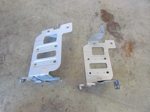 2010 Infiniti G37 Convertible Radio Bracket Set