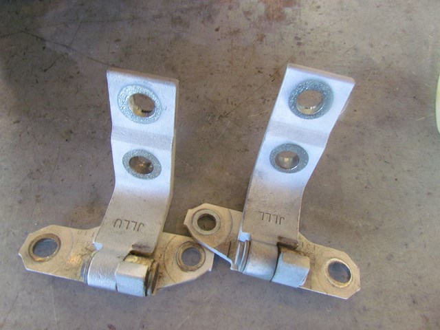 2010 Infiniti G37 Convertible LH Driver Door Hinges