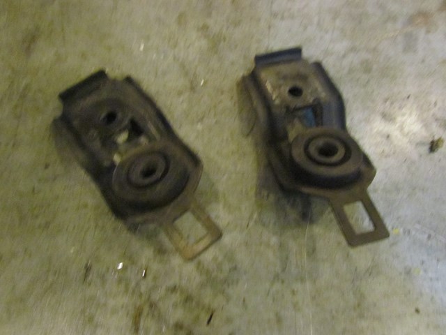 2005 Subaru Baja Radiator Bracket Set