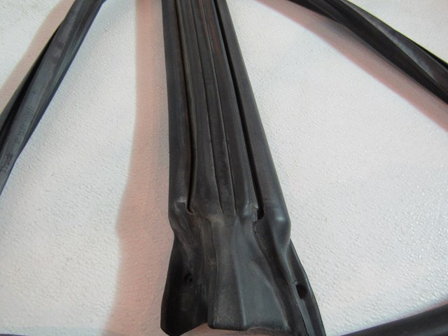 2005 Subaru Baja RH Passenger Window Seals