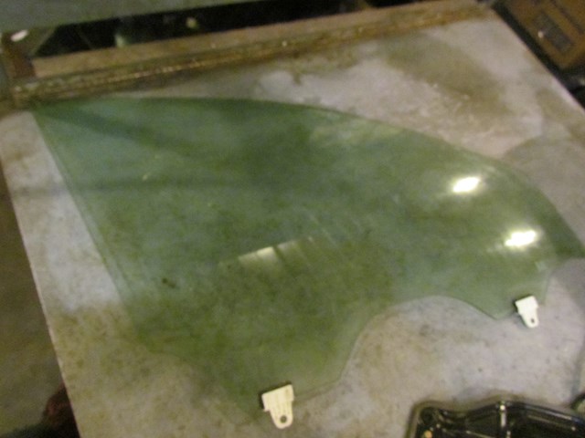 2006 Infiniti M45 Front RH Passenger Door Glass