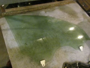 2006 Infiniti M45 Front RH Passenger Door Glass