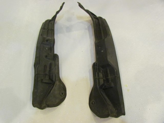 2006 Audi S4 RH & LH Fender Body Seals 8E0821111 & 8E0821112