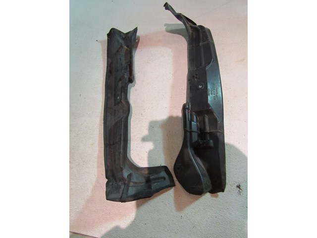 2006 Audi S4 RH & LH Fender Body Seals 8E0821111 & 8E0821112