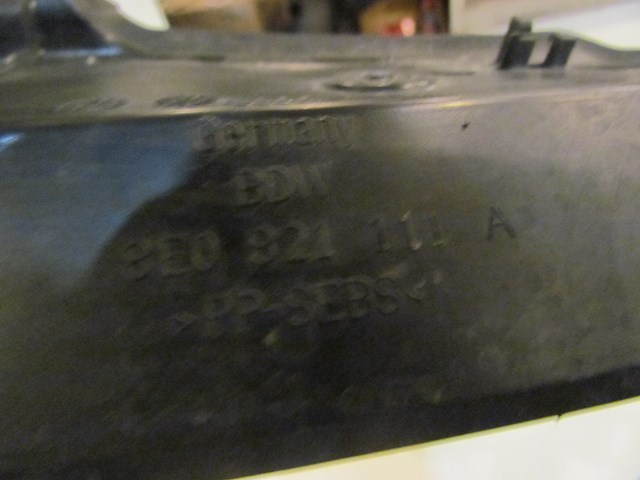 2006 Audi S4 RH & LH Fender Body Seals 8E0821111 & 8E0821112