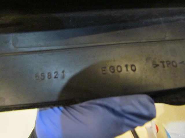 2007 Infiniti M35 LH Driver Hood / Fender Seal OEM 65821 EG010