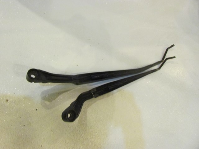 2006 Infiniti M35 Windshield Washer Arm Set
