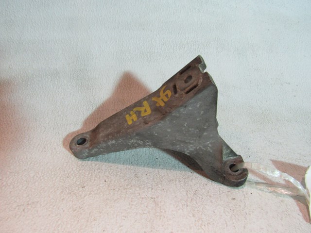 2006 2007 Audi S4 RH Passenger Engine Mount Bracket