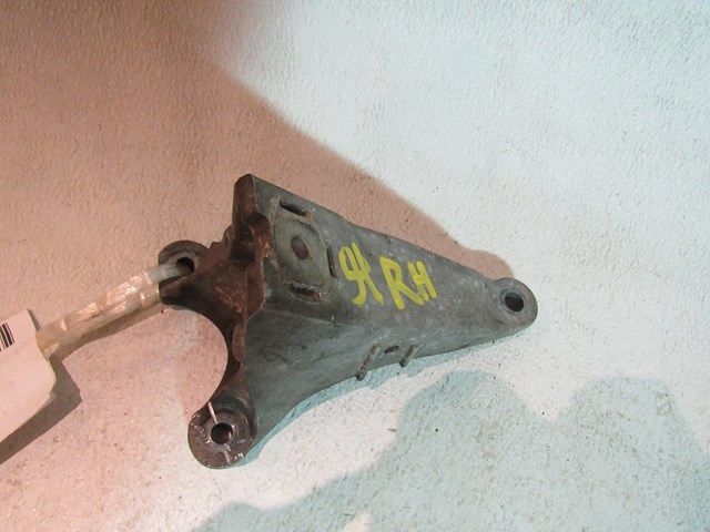 2006 2007 Audi S4 RH Passenger Engine Mount Bracket