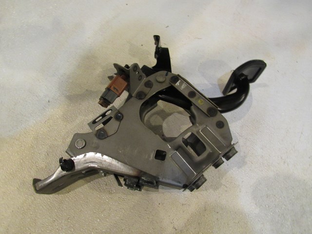 2012 Infiniti G37 Coupe AT Brake Pedal