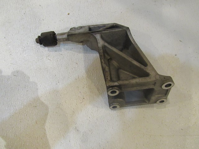 2007 Infiniti G35x Sedan LH Driver Engine Mount Engine Bracket in Avon