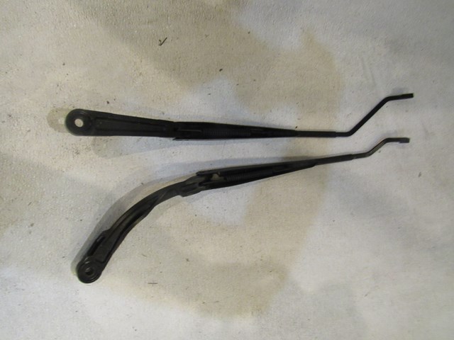 2004 Infiniti M45 Windshield Wiper Arms Set of 2