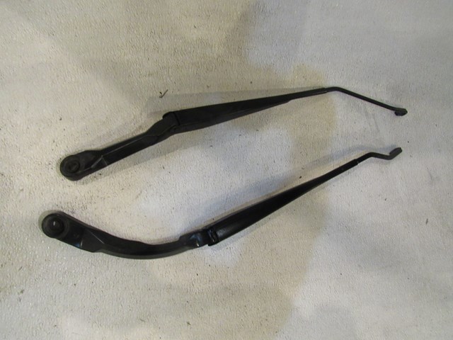 2004 Infiniti M45 Windshield Wiper Arms Set of 2
