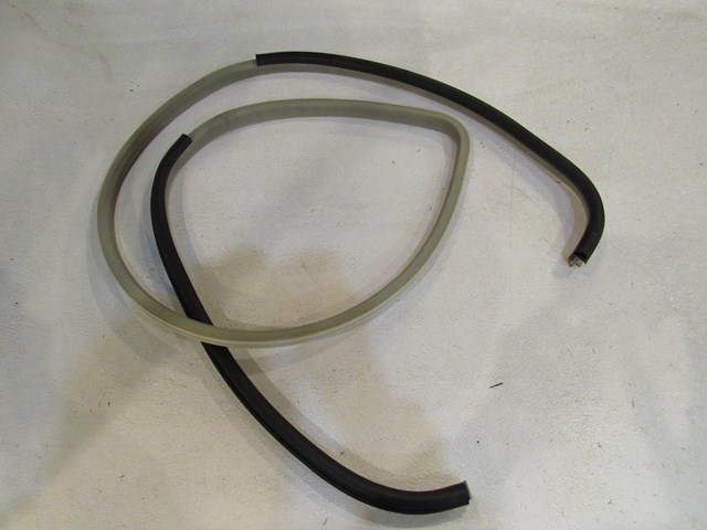 2004 Infiniti M45 Front RH Passenger Door Seal