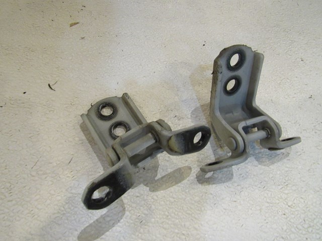 2004 Infiniti M45 Front RH Passenger Door Hinges