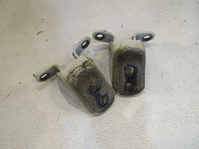 2004 Infiniti M45 Front RH Passenger Door Hinges