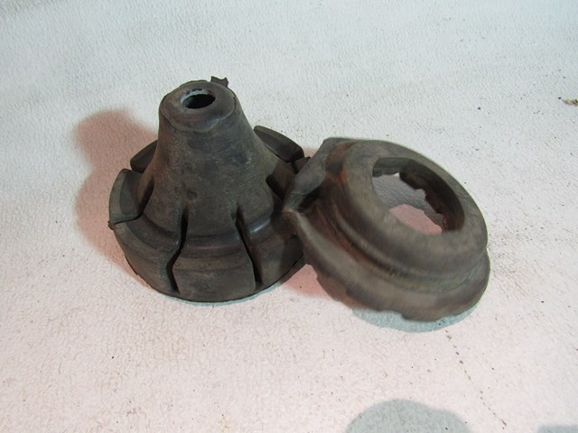 2004 Infiniti M45 LH RH Rear Coil Spring Bushings