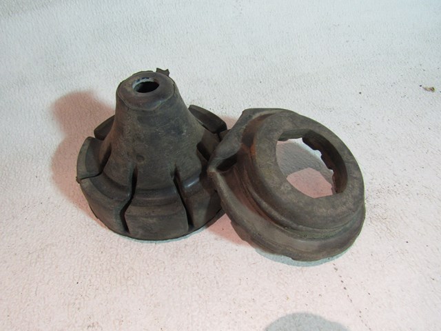 2004 Infiniti M45 LH RH Rear Coil Spring Bushings