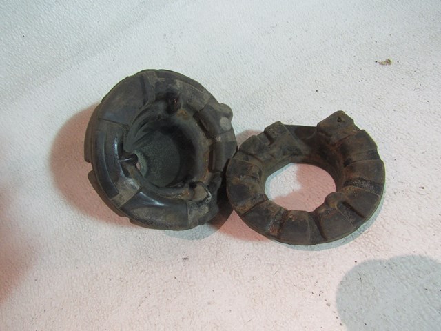 2004 Infiniti M45 LH RH Rear Coil Spring Bushings