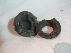 2004 Infiniti M45 LH RH Rear Coil Spring Bushings