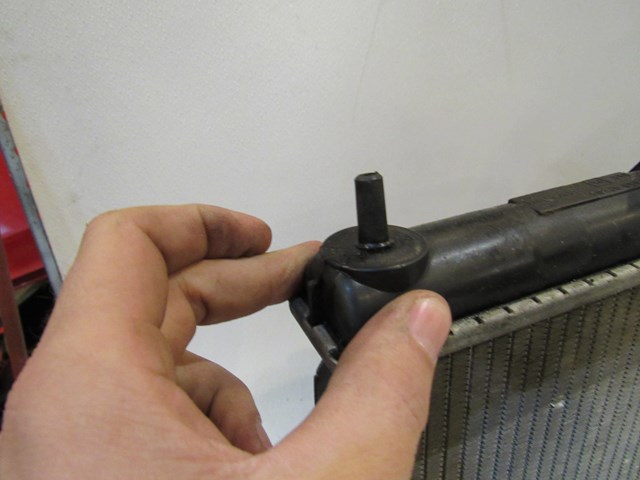 03 04 Infiniti M45 Radiator Missing Pin