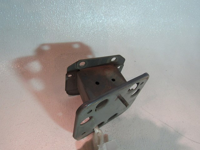 03 04 05 06 07 Infiniti G35 Coupe Rear RH Bumper Reinforcement Mount