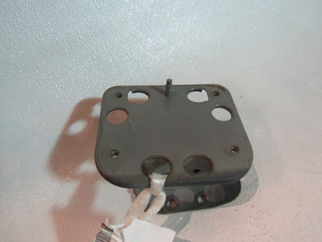 03 04 05 06 07 Infiniti G35 Coupe Rear RH Bumper Reinforcement Mount