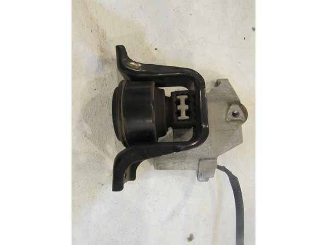 Nissan Juke Nismo RS RH Passenger Engine Mount Engine Bracket