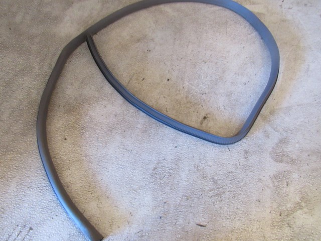 2004 Subaru Forester XT Front RH PassengerDoor Seal-Gray