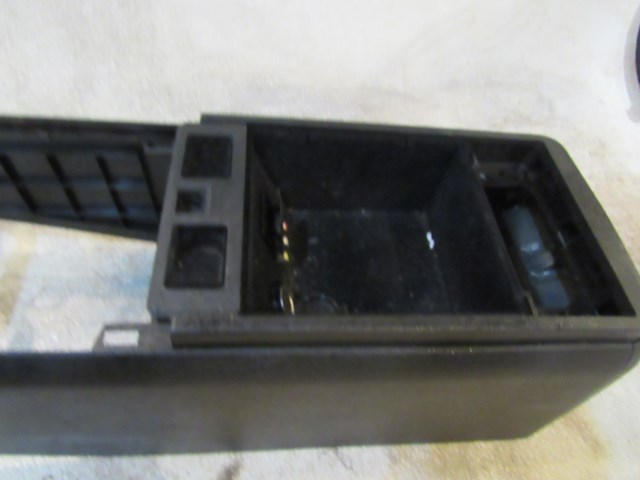 2009 Infiniti G37 Coupe AT Lower Center Console