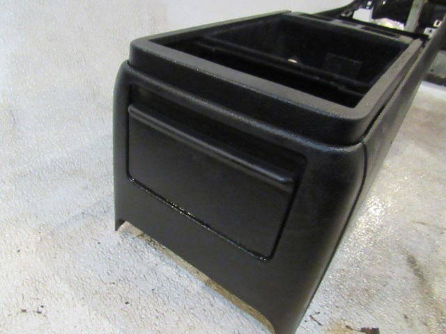 2009 Infiniti G37 Coupe AT Lower Center Console