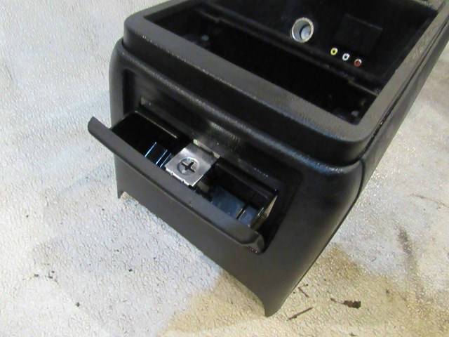 2009 Infiniti G37 Coupe AT Lower Center Console