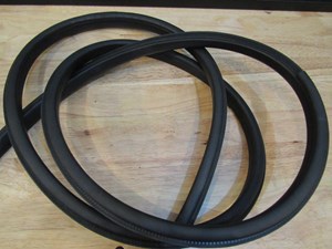 2010 Infiniti G37 Convertible RH Passenger Lower Door Seal