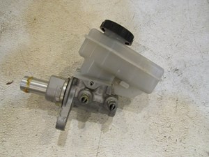 2009 Infiniti G37x Coupe Brake Master Cylinder