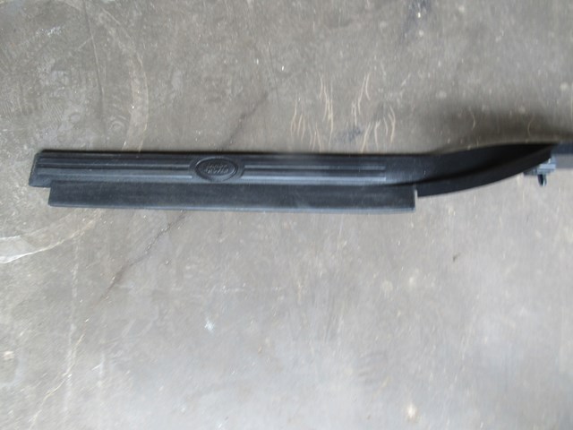 2005 Land Rover LR3 LH Driver Door Sill Plate EMH500170