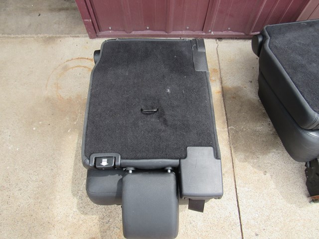 2005 Land Rover LR3 Rear Center Seat w/Seatbelt & Buckle