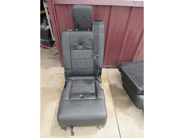 2005 Land Rover LR3 Rear Center Seat w/Seatbelt & Buckle