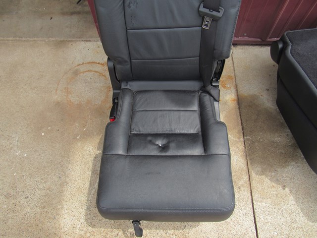 2005 Land Rover LR3 Rear Center Seat w/Seatbelt & Buckle