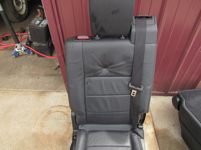 2005 Land Rover LR3 Rear Center Seat w/Seatbelt & Buckle