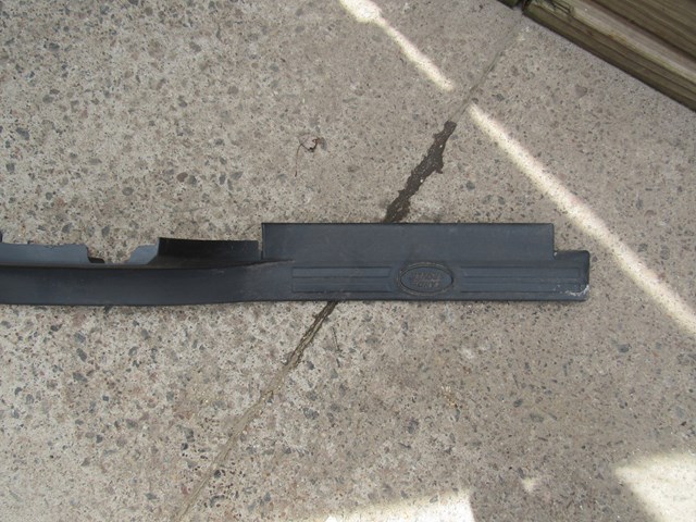 2005 Land Rover LR3 RH Passenger Door Sill Kick Plate EMH500160