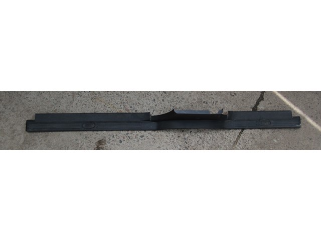 2005 Land Rover LR3 RH Passenger Door Sill Kick Plate EMH500160